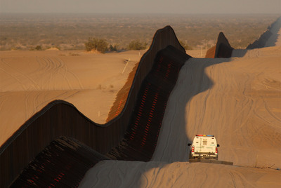 Un vehículo de la guardia fronteriza de EE UU, junto al muro fronterizo con México.