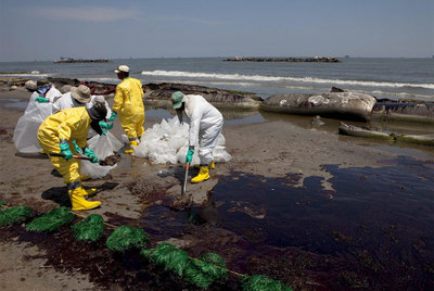 Labores de limpieza del crudo en Port Fourchon (Luisiana).
