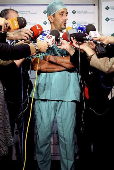 Pedro Cavadas atiende a los medios de comunicación.