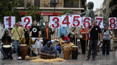 Protesta de las ONG contra el recorte de la ayuda oficial al desarrollo, ayer, en Valencia.