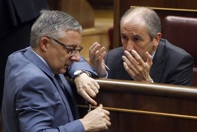 El ministro José Blanco charla con el portavoz del PNV, Josu Erkoreka, durante el pleno de ayer.