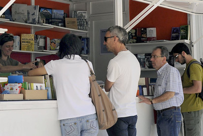 Casetas na feira do libro de Lugo, na Praza Maior da cidade, esta semana.