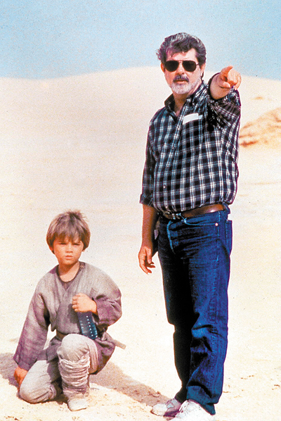  George Lucas, en un rodaje con Jake Lloyd, que interpreta al joven Anakin Skywalker. 