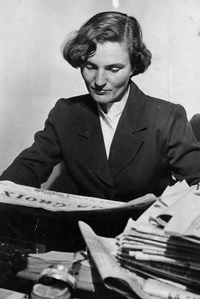 Carmen Laforet (Barcelona, 1921-Madrid, 2004), a principios de los años cincuenta. En 1945, con 23 años, obtuvo el primer Premio Nadal por su novela   Nada  , que fue un éxito en la Feria de Libro de Madrid de entonces.