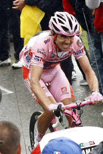 David Arroyo aprieta los dientes en su solitaria ascensión al Mortirolo.