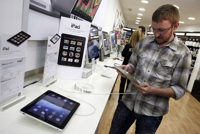 Colas y nervios por el iPad