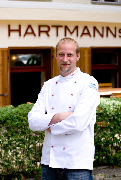 El restaurador Stefan Hartmann en la entrada de su restaurante