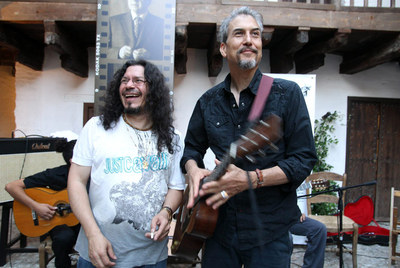 Los músicos Raimundo Amador (izquierda) y Howe Gelb, esta semana en Córdoba  .  