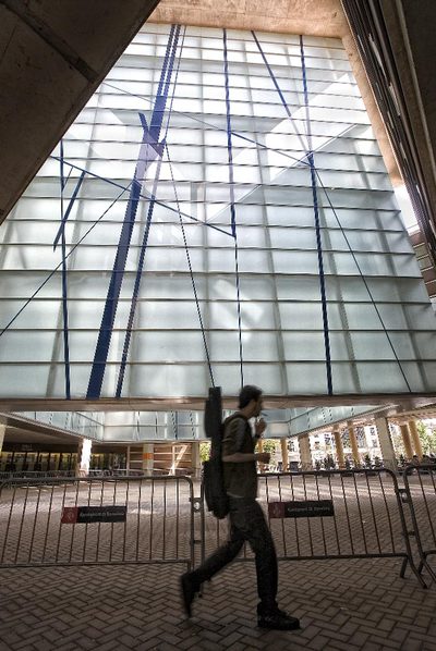 La  linterna impluvio  del Auditori de Barcelona rodeada de vallas.