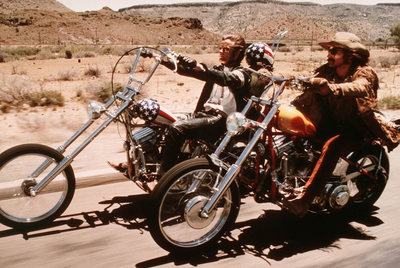 Peter Fonda (izquierda) y Dennis Hopper, en un momento de la película  Easy rider .rnHopper, a la izquierda, junto a Sharon Farrell y Linda Manz en  Caído del cielo. 