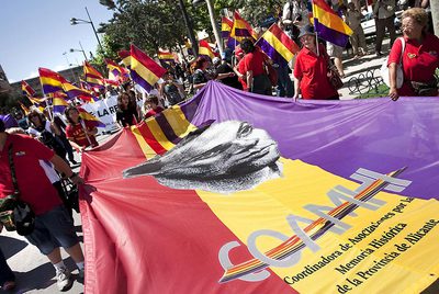 Participantes en la tercera edición del  Tren de la República,  ayer, por las calles de Orihuela.