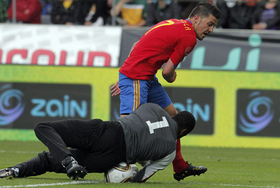 Alí evita, arrojándose a sus pies, que Villa pueda culminar una internada en el área de Arabia Saudí.