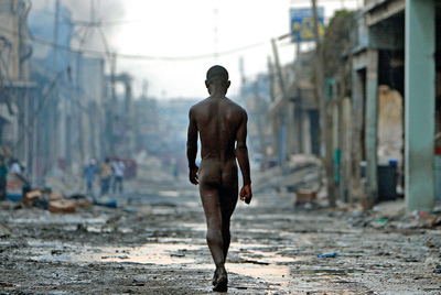  y ahora ¿qué? Un joven camina entre los restos del devastado Puerto Príncipe (Haití). 