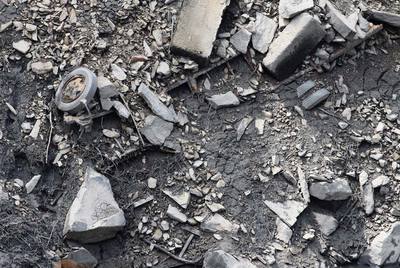 Las ruedas y parte de la estructura del ómnibus siniestrado en 1965 en el Sil vuelven a verse con el desecado temporal del cauce.