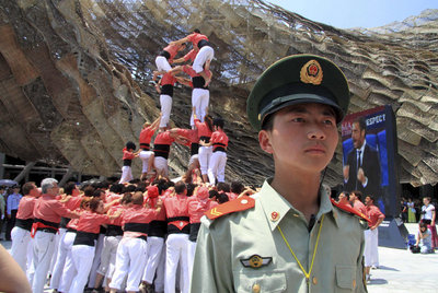La Exposición Universal de Shanghai celebró ayer el Día de Cataluña con una demostración de  castells . A los 200 miembros de la Colla Vella dels Xiquets de Valls