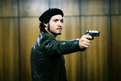 El actor venezolano Edgar Ramírez en un fotograma de la película  Carlos,  dirigida por el director francés Olivier Assayas.