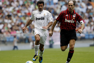 Figo y Baresi corren tras el balón.