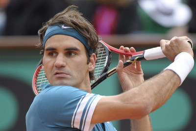 Roger Federer devuelve con un revés la pelota a su compatriota Stanislas Wawrinka.