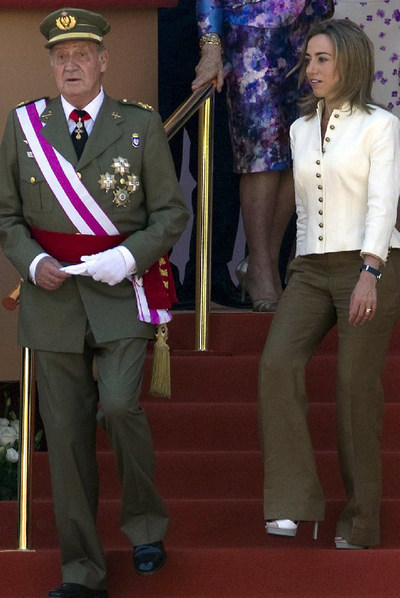 El rey Juan Carlos junto a la ministra de Defensa, Carme Chacón, ayer en Badajoz.