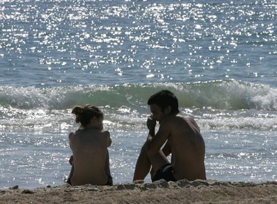Dos jóvenes, ayer, en la playa de Cortadura, en Cádiz.