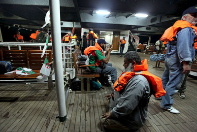 Imagen previa al ataque israelí en la que se ve a activistas rezando a bordo del navío turco  Mavi Mármara .