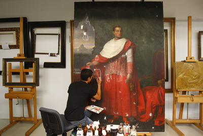 Un miembro del equipo de conservación del Museo de Bellas Artes de Bilbao restaura la obra   Retrato del cardenal Francisco Javier Gardoqui  (1816),   de José de Madrazo. 