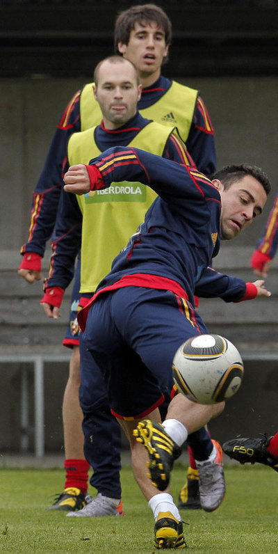Javi Martínez, en una sesión con Iniesta y Xavi.