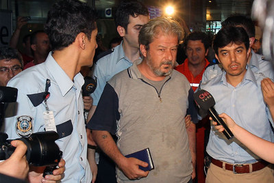 Uno de los tripulantes del  Mavi Mármara,  ayer a su llegada al aeropuerto de Estambul.