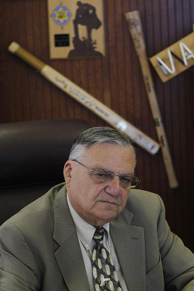 El  sheriff  Arpaio, en su oficina.