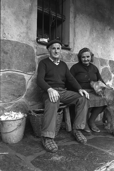 Jesús García, con su esposa y su perro en Majaelrayo.