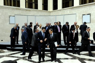 Patxi López dialoga en primer término con Mario Fernández tras posar con el resto del Consejo Asesor de Asuntos Económicos.