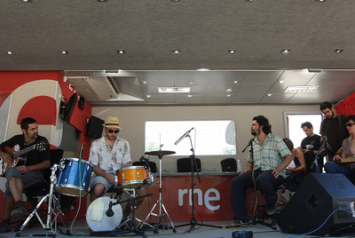 Pony Bravo, banda que participa en el festival Territorios de Sevilla, ayer en un concierto en la plaza de la Alameda.
