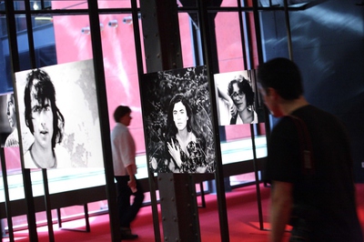 Vista del montaje con fotografías de la época de los integrantes de la Nova Cançó.