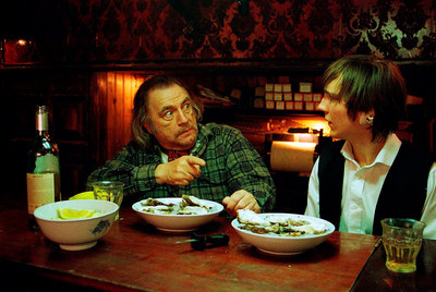 Brian Cox (izquierda) y Paul Dano, en una imagen de  The good heart. 