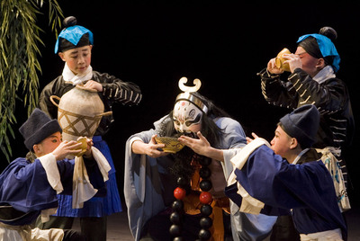 Alumnos de la Escuela de la Ópera de Pekín en  Al borde del agua. 