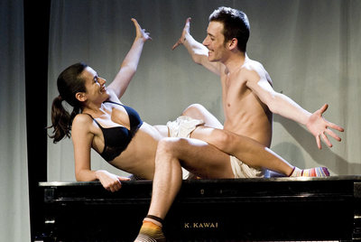 Alicia Serrat y Ferrán González en una escena del musical  Pegados,  en el Teatro Arenal.