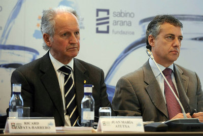 Urkullu (derecha) presenta con el presidente de la Fundación Sabino Arana, Juan María Atutxa, un seminario sobre inmigración, ayer en Bilbao.