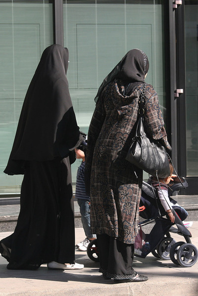 Dos mujeres ataviadas con  niqab  y  hiyab  pasean por Lleida.