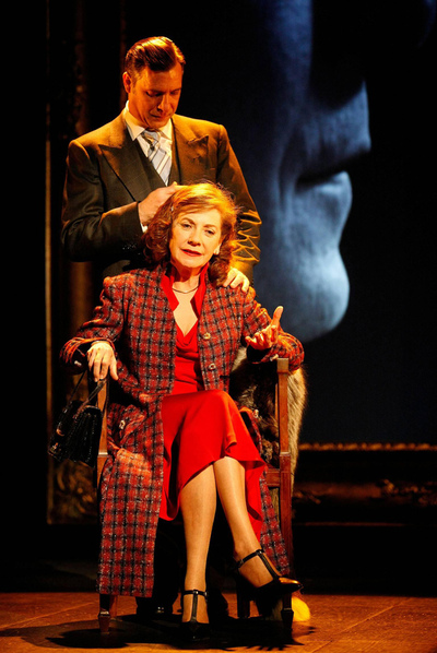 Rosa Novell y Álex Casanova, en  La mujer justa , de Sándor Márai, adaptada por Eduardo Mendoza.