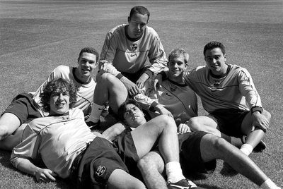 De izquierda a derecha, Puyol, Nano, Reina, Valdés, Gabri y Xavi en 2000.