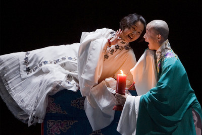 Montaje de  Al borde del agua  de los alumnos y profesores de la Escuela de la Ópera de Pekín.
