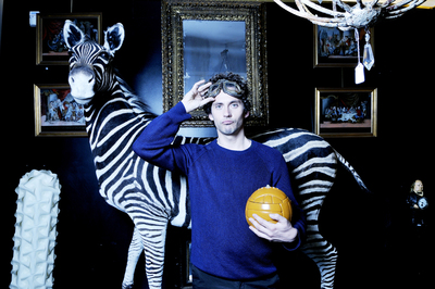 El actor Paco León, con unas gafas de aviador, en la tienda de antigüedades Colección Privada.