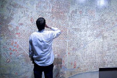Un joven ante un plano del Eixample en la exhibición  Cerdà y la Barcelona del futuro , que expuso el CCCB.
