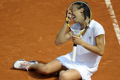 La italiana Francesca Schiavone ganó su primer título  grande,  ante la australiana Samantha Stosur: 6-4 y 7-6 (6).