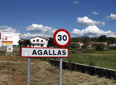Panorámica de Agallas. La iniciativa de abandonar la comunidad de Castilla y León y adherirse a Extremadura cuenta con muchos apoyos.rnVecinos de Agallas juegan a las cartas en el bar El Yugo, uno de los dos que hay en el pueblo.