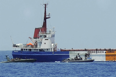 Efectivos de la Armada israelí cortan el paso al barco  Rachel Corrie,  perteneciente a la flotilla de activistas que pretendían romper el bloqueo a Gaza.