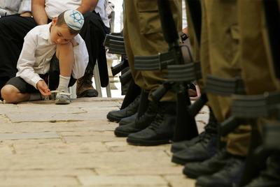 Soldados israelíes, junto a un niño, durante una ceremonia militar en el Monte de los Olivos, al este de Jerusalén,rnen abril de 2009.