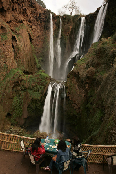 Tres turistas almuerzan junto a las cascadas D'Ouzoud, cerca de  Marraquech.