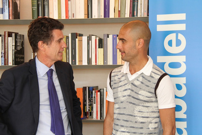 Jaume Guardiola, consejero delegado de Banco Sabadell, con el entrenador del Barça.