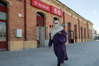 Zohra Nia camina tocada con su  niqab  por El Vendrell.